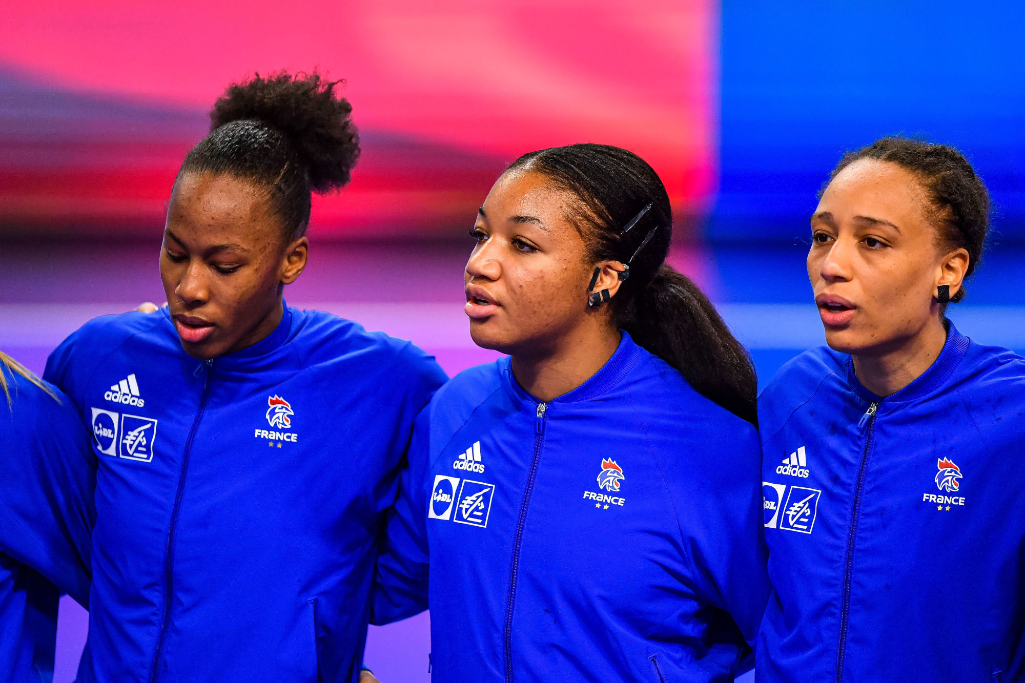 (L-R) Orlane KANOR of France, Pauletta FOPPA of France and Beatrice EDWIGE of France ahead of the Womens international handball friendly match between France and Danmark on March 20, 2021 in Creteil, France. (Photo by Baptiste Fernandez/Icon Sport) - Beatrice EDWIGE - Pauletta FOPPA - Orlane KANOR - Maison du Handball - Creteil (France)