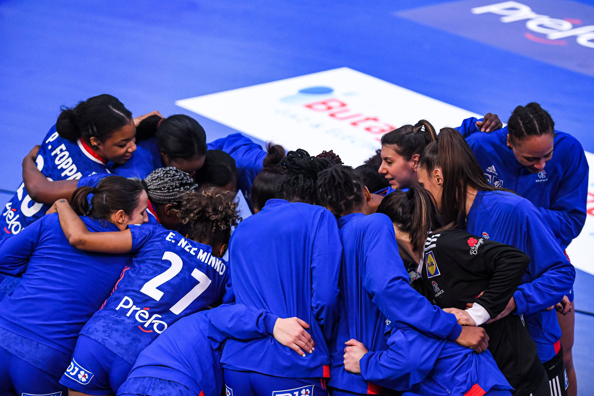 Team of France gather around ahead of the Womens International Handball friendly match between France and Danmark on March 18, 2021 in Creteil, France. (Photo by Baptiste Fernandez/Icon Sport) - --- - Maison du Handball - Creteil (France)