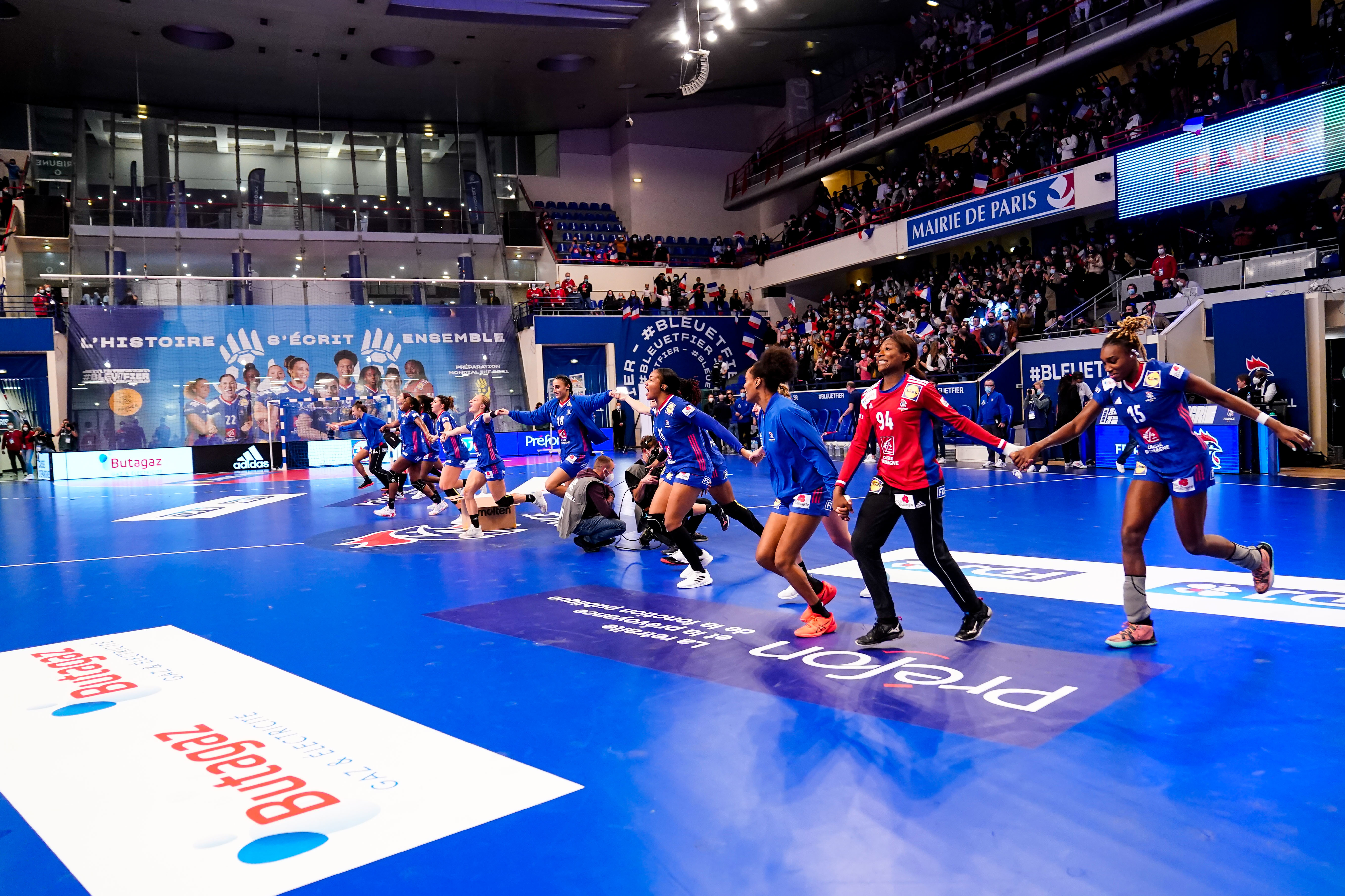Team of France celebrates during the IFH World Women's Preparation Match 2021 between France and Hungary at Stade Pierre de Coubertin on November 26, 2021 in Paris, France. (Photo by Hugo Pfeiffer/Icon Sport) - --- - Pierre de Coubertin - Paris (France)