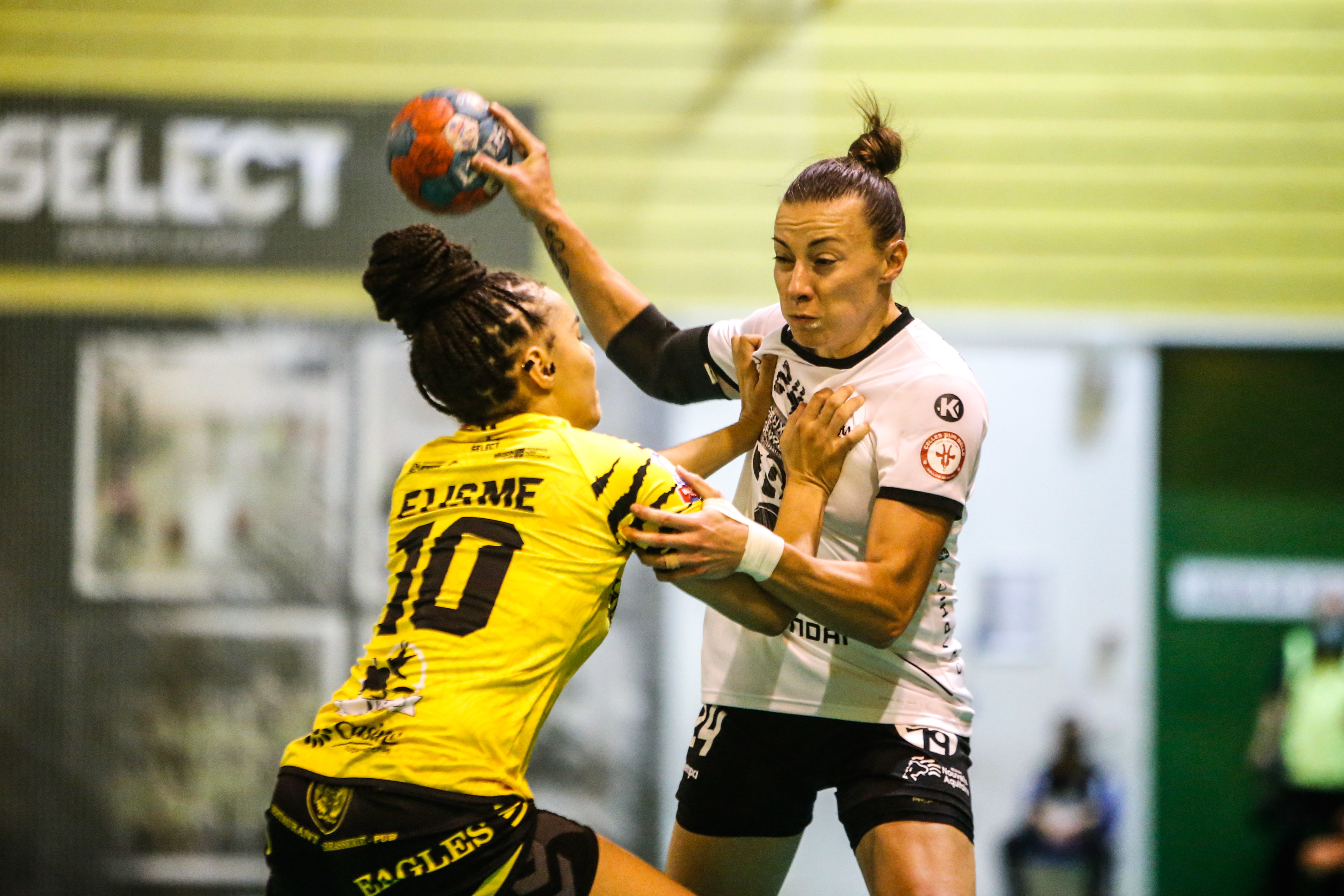 Tatiana ELISME of Plan de Cuques and Vanessa BOUTROUILLE of Celle-sur-Belle during the Ligue Butagaz Energie match between Plan de Cuques and Celle-sur-Belle on October 2, 2021 in Marseille, France. (Photo by Johnny Fidelin/Icon Sport) - Vanessa BOUTROUILLE - Tatiana ELISME - Marseille (France)
