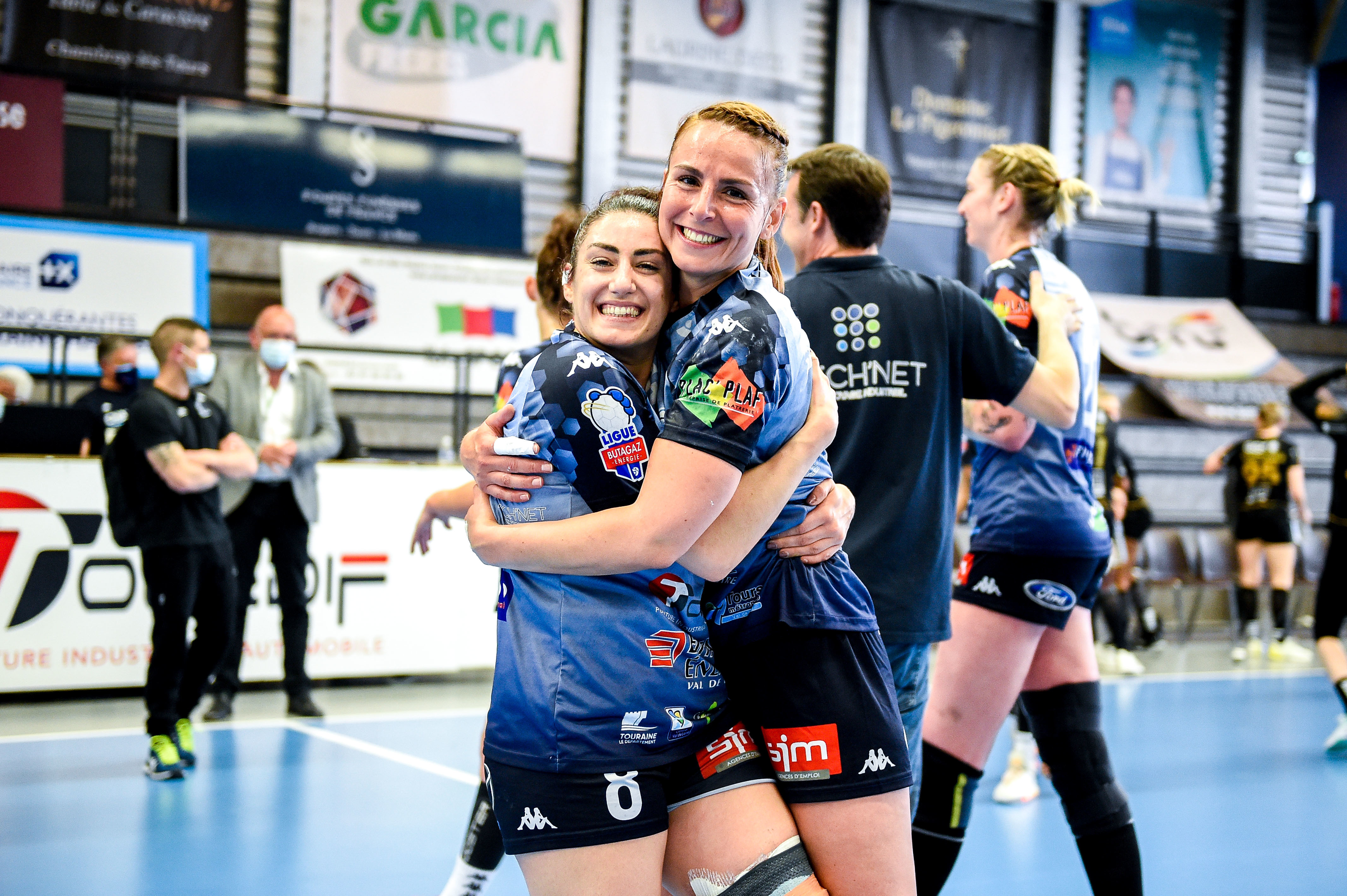 Caroline VALENTE  of CTHB and Nina BRKLJACIC of CTHB celebrate during the Ligue Butagaz Energie match between Chambray and Paris 92 on May 8, 2021 in Chambray-les-Tours, France. (Photo by Hugo Pfeiffer/Icon Sport)
