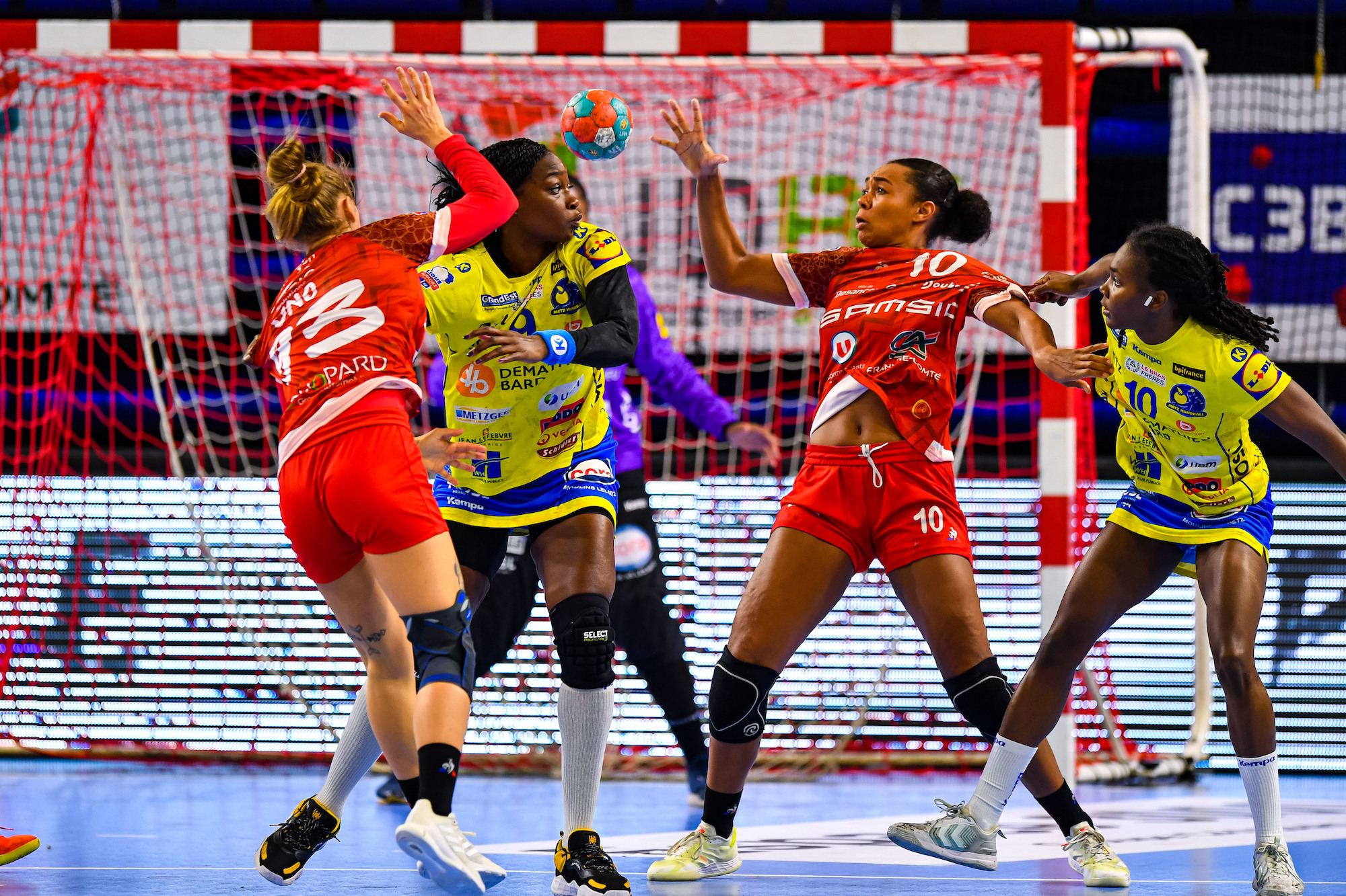 Louise CUSSET of Besancon and Meline NOCANDY of Metz during the French Ligue Butagaz Energie women’s handball match between Besancon and Metz on February 2, 2022 in Besancon, France. (Photo by Baptiste Fernandez/Icon Sport)